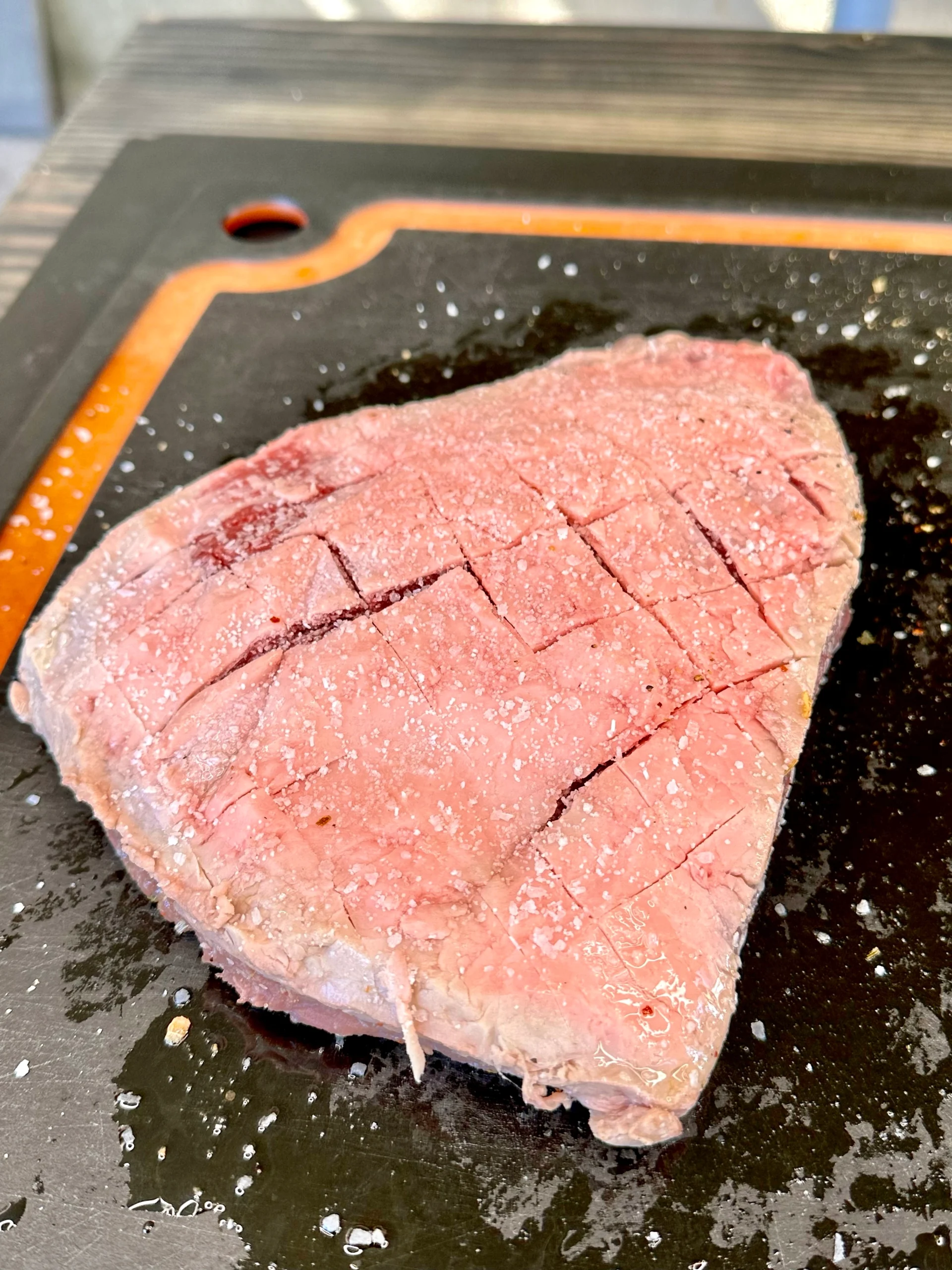 picanha on the cutting board being prepped