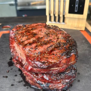cooked steak son a cutting board