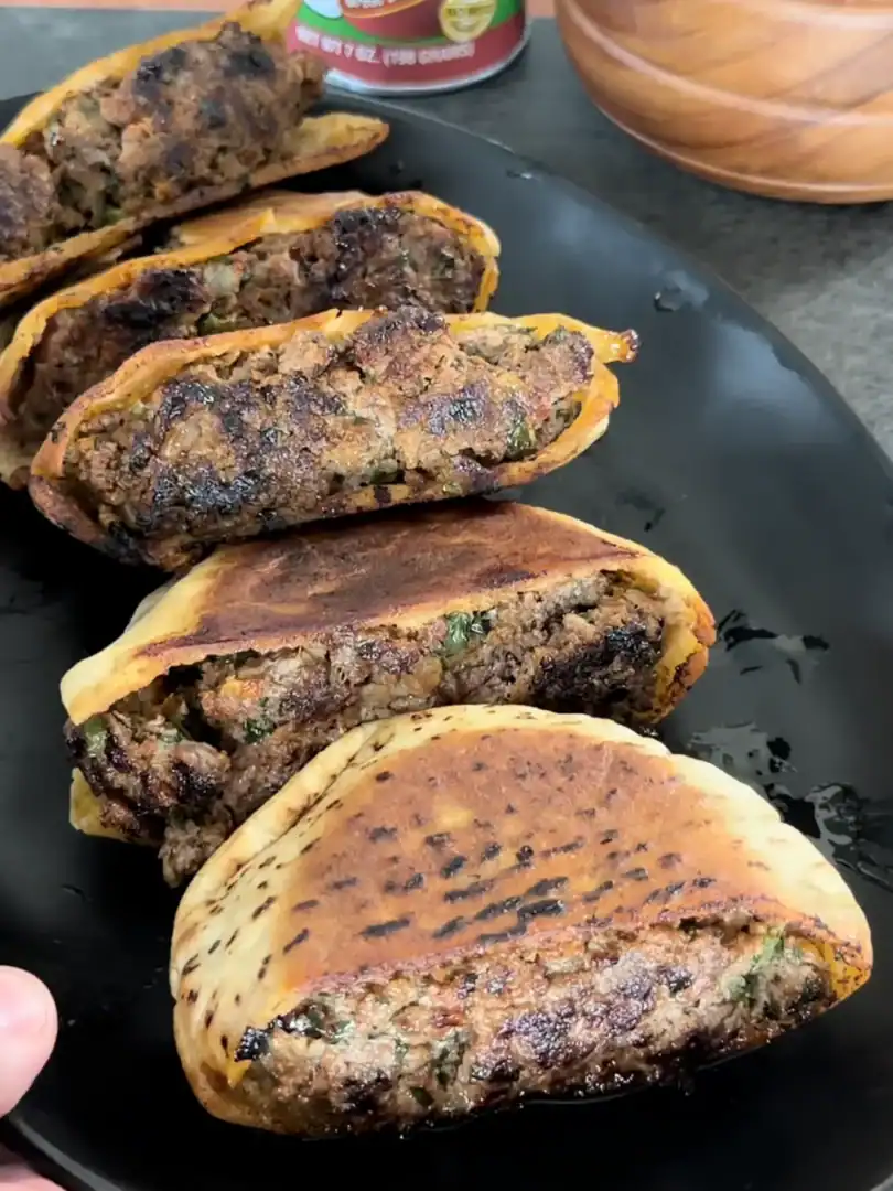 arayes on a plate